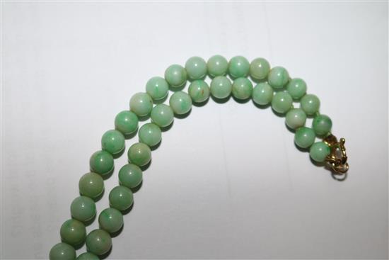 A single strand graduated jadeite bead necklace with 14ct gold clasp, 66cm.